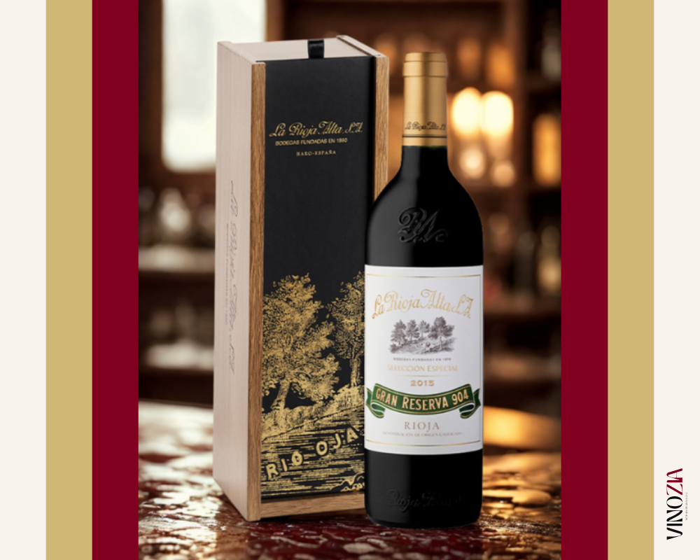 Botella Gran Reserva 904 de La Rioja Alta con estuche de madera, presentada sobre mesa rústica en ambiente cálido y elegante. Branding Vinozia.