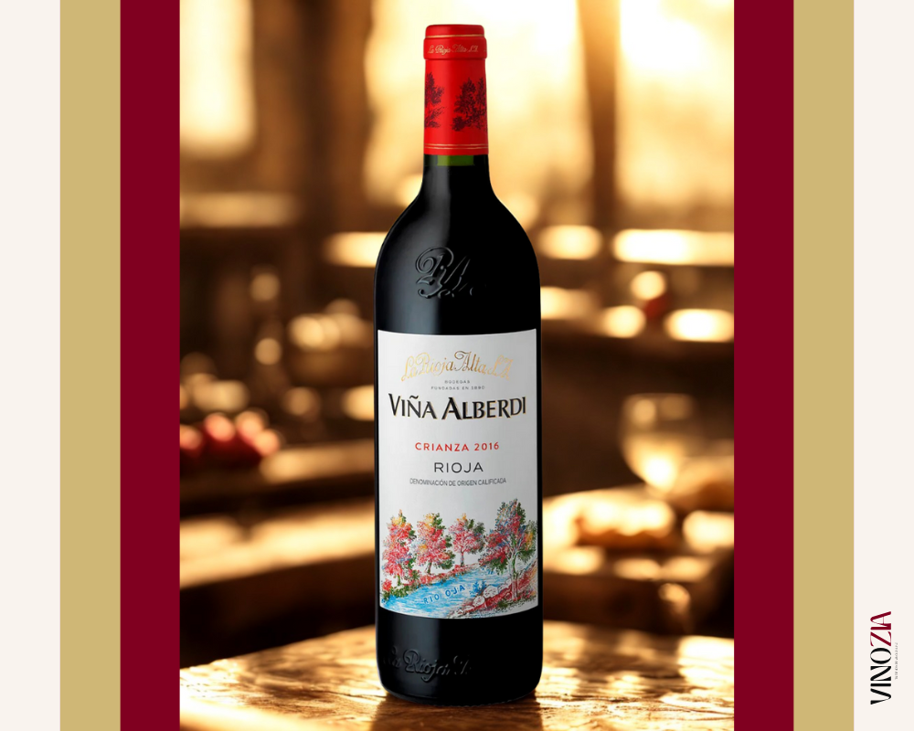 Botella Viña Alberdi Crianza 2016 sobre mesa de madera, con fondo cálido y desenfocado de interior rústico. Imagen con identidad Vinozia.