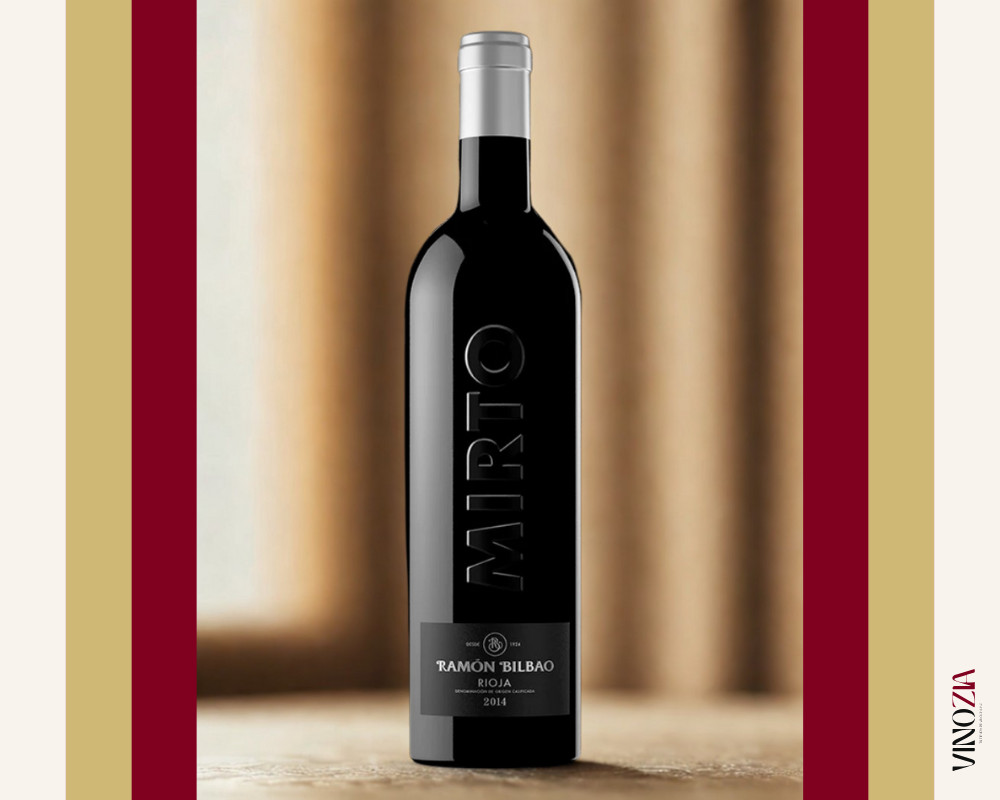 Botella Mirto de Ramón Bilbao sobre superficie clara, con fondo elegante de cortinas difuminadas. Estilo minimalista con firma Vinozia.